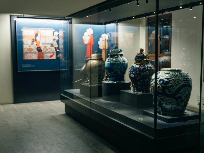 Vitrines d’exposition : un outil essentiel pour la conservation et la valorisation des collections